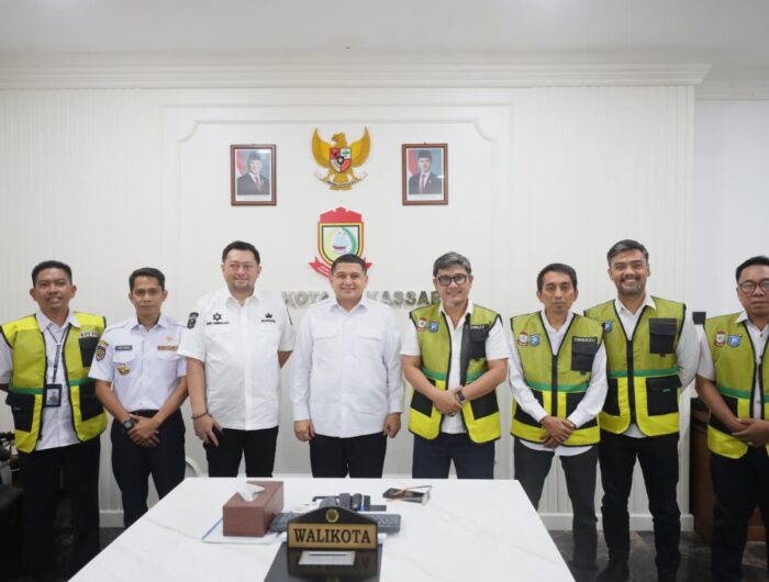 Sumber Foto : Humas Pemkot, Wali Kota Makassar, Munafri Arifuddin, menerima kunjungan Kepala Pusat Pengendalian Lingkungan Hidup Sulawesi-Maluku (Pusdal LH Suma) Kementerian Lingkungan Hidup, Dr. Azri Rasul, bersama jajaran di Balai Kota Makassar. Rabu (27/8/2025).