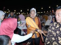 Sumber Foto : Humas Pemkot, Wali Kota Makassar, Munafri Arifuddin mengenakan busana adat Toraja saat pesta rakyat Kecamatan Biringkanaya. Disambut hangat warga yang berebut berjabat tangan di De’ Festive Summarecon Mutiara, Selasa (26/8/2025) malam.