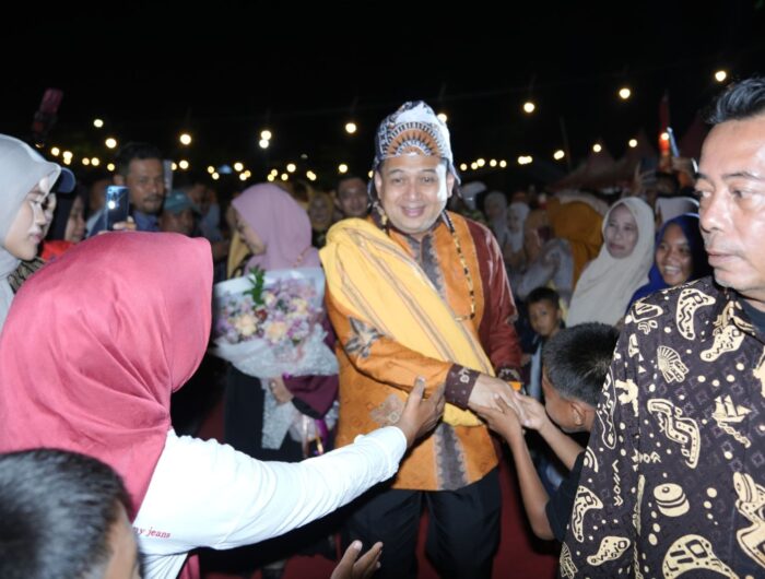 Sumber Foto : Humas Pemkot, Wali Kota Makassar, Munafri Arifuddin mengenakan busana adat Toraja saat pesta rakyat Kecamatan Biringkanaya. Disambut hangat warga yang berebut berjabat tangan di De’ Festive Summarecon Mutiara, Selasa (26/8/2025) malam.