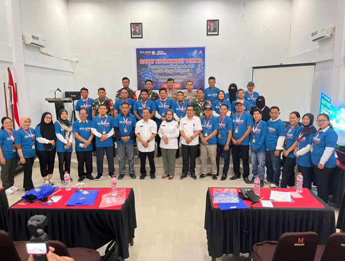 Sumber Foto : Humas Pemprov, Plt. Kadiskominfo Sulbar, Muhammad Ridwan Djafar (tengah), bersama para peserta Rapat Koordinasi Teknis (Rakortek) Penanganan Blankspot dan Lemah Sinyal di Hotel Meganita Mamuju, Rabu (27/8/2025).