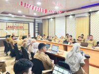 Sumber Foto : Humas Pemprov, Sejumlah pejabat dan staf Bapperida Sulbar dan Kabupaten Mamuju mengikuti rapat Evaluasi Rancangan Akhir RPJMD Kabupaten Mamuju 2025–2029 di Kantor Bapperida Sulbar, Selasa (26/8/2025).
