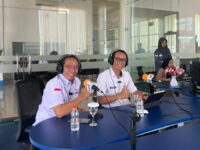 Sumber Foto : Humas Pemprov, Plt. Kepala Biro Pemkesra Setda Provinsi Sulawesi Barat, Murdanil (kanan), bersama Tenaga Ahli Gubernur, Hajrul Malik (kiri), saat hadiri dialog interaktif di RRI Mamuju, Jl. RE Martadinata, Simboro, Mamuju, Sulawesi Barat, untuk membahas komitmen Pemerintah Provinsi dalam program beasiswa pendidikan, Rabu (27/8/2025).