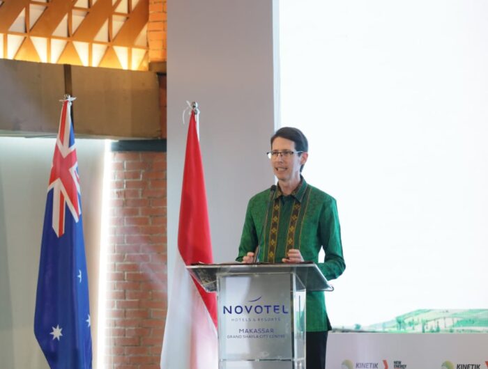 Sumber Foto : Humas Pemkot, Konsulat Jenderal Australia Todd Dias memberikan sambutan di peluncuran Program Inkubasi KINETIC-Next Kewirausahaan di Hotel Novotel Grand Shayla Makassar, Rabu (27/8/2025).