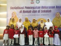Sumber Foto : Humas Pemkot, foto bersama dengan para guru, pengurus, dan murid-murid PAUD di acara Sosialisasi Pencegahan Kekerasan Anak yang diadakan di Novotel Makassar. Rabu (27/8/2025).