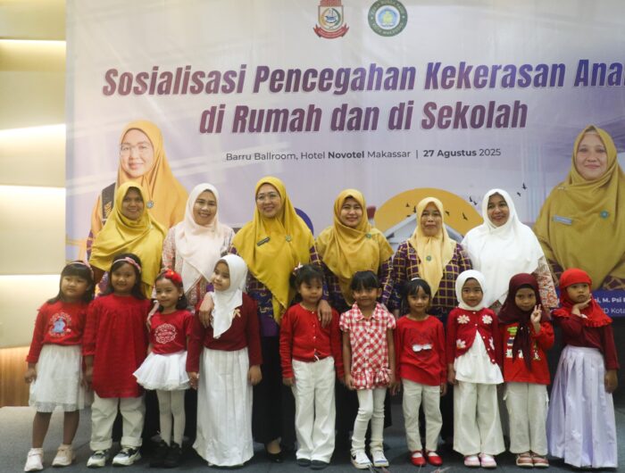Sumber Foto : Humas Pemkot, foto bersama dengan para guru, pengurus, dan murid-murid PAUD di acara Sosialisasi Pencegahan Kekerasan Anak yang diadakan di Novotel Makassar. Rabu (27/8/2025).