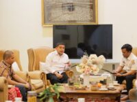 Sumber Foto : Humas Pemkot, Wali Kota Makassar, Munafri Arifuddin, memimpin rapat koordinasi terkait pengelolaan sampah bersama jajaran Dinas Lingkungan Hidup (DLH) Kota Makassar di Jalan Chairil Anwar. Rabu (27/8/2025).