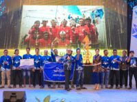 Sumber Foto : Humas Pemprov, Wakil Menteri Pariwisata Ni Luh Puspa menyerahkan trofi kepada juara Sandeq Silumba 2025 pada malam penutupan di Ballroom Hotel Maleo, Mamuju, Selasa (26/8/2025) malam.