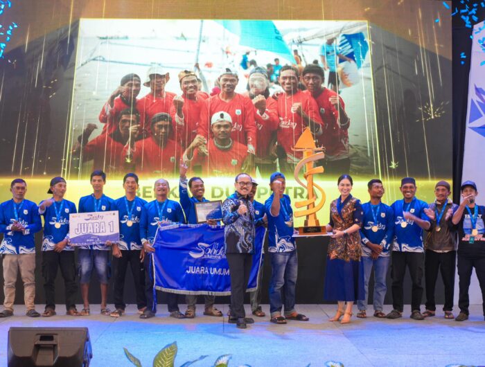 Sumber Foto : Humas Pemprov, Wakil Menteri Pariwisata Ni Luh Puspa menyerahkan trofi kepada juara Sandeq Silumba 2025 pada malam penutupan di Ballroom Hotel Maleo, Mamuju, Selasa (26/8/2025) malam.