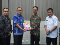 Sumber Foto : Humas Pemprov, Gubernur Sulbar Suhardi Duka menerima bantuan buku dari PT Intan Pariwara, Klaten, Jawa Tengah. Total 670 eksemplar dengan 76 judul akan memperkaya koleksi perpustakaan daerah. Rabu (27/8/2025).