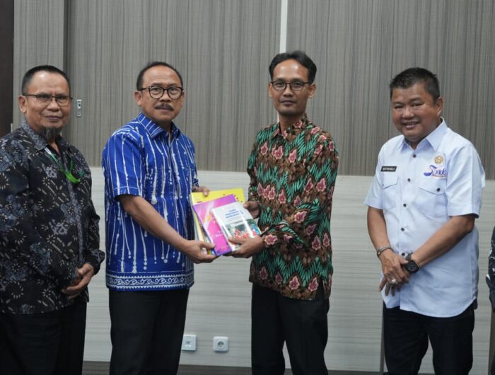 Sumber Foto : Humas Pemprov, Gubernur Sulbar Suhardi Duka menerima bantuan buku dari PT Intan Pariwara, Klaten, Jawa Tengah. Total 670 eksemplar dengan 76 judul akan memperkaya koleksi perpustakaan daerah. Rabu (27/8/2025).