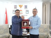 Sumber Foto : Humas Pemkot, Munafri Arifuddin, menyerahkan cenderamata kepada Wakil Ketua MPR RI, Eddy Soeparno, usai pertemuan di Balai Kota Makassar, membahas sejumlah aspirasi masyarakat pesisir dan kepulauan, termasuk infrastruktur, pendidikan, dan pengelolaan sampah. Kamis (28/8/2025)