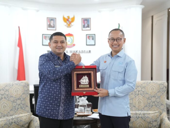 Sumber Foto : Humas Pemkot, Munafri Arifuddin, menyerahkan cenderamata kepada Wakil Ketua MPR RI, Eddy Soeparno, usai pertemuan di Balai Kota Makassar, membahas sejumlah aspirasi masyarakat pesisir dan kepulauan, termasuk infrastruktur, pendidikan, dan pengelolaan sampah. Kamis (28/8/2025)