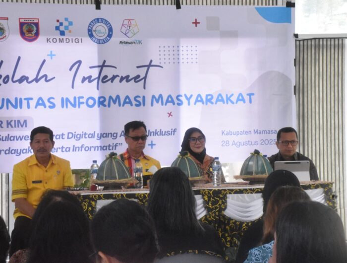 Sumber Foto: Humas Pemprov, Plt. Kadis Kominfo Sulbar Muhammad Ridwan Djafar (kanan) Wakil Bupati Mamasa Sudirman (kiri), Wakil Ketua DPRD Sulbar Suraidah Suhardi (ketiga dari kiri), dan Kadis Kominfo Mamasa, menjadi narasumber di acara Senter KIM di Kabupaten Mamasa, digelar untuk memperkuat literasi digital masyarakat setempat. Kamis (28/8/2025).