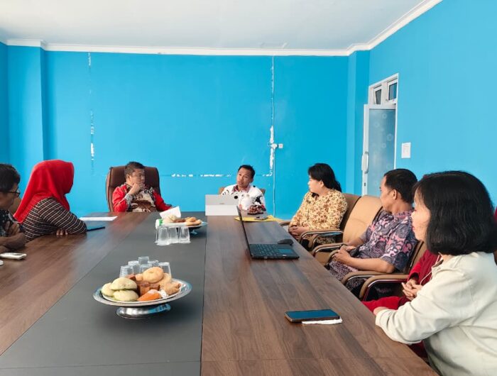 Sumber Foto : Humas Pemprov , Suasana rapat Pra-Evaluasi Kinerja Penyelenggaraan Pelayanan Publik Mandiri Tahun 2025 di Dinas Perpustakaan dan Kearsipan Daerah (DPKD) Sulbar pada Kamis, (28/8/2025).