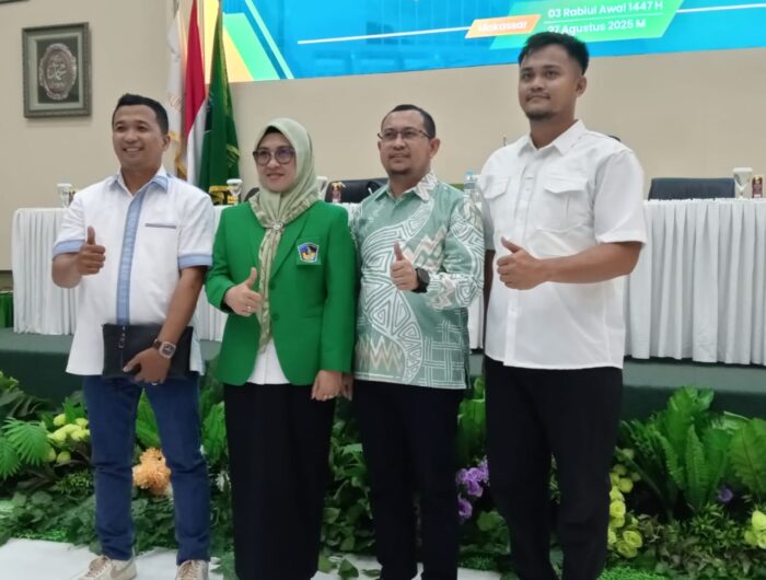 Sumber Foto : Bupati Gowa, Sitti Husniah Talenrang bersama Ketua DPC GRIB Jaya Gowa, Rahmawang, (kanan) setelah ia resmi meraih gelar doktor di Gedung Fakultas Kedokteran UMI, Makassar, Rabu (27/8/2025).