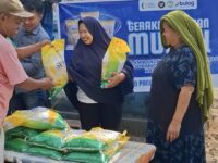 Sumber Foto : Humas Pemkab, Momen Gerakan Pangan Murah di Desa Pattallassang, Gowa. Terlihat Ibu Rabati Dg Ti'no sedang menerima karung beras SPHP dengan wajah gembira. Rabu (27/8/2025).
