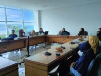 Sumber Foto : Humas Pemprov, Para ASN dan Tenaga Administrasi Tidak Tetap (TATT) Sekretariat DPRD Sulbar mengikuti sosialisasi program Garis SDK SIAP, di Ruang Rapat Komisi I, Kamis (28/8/2025).
