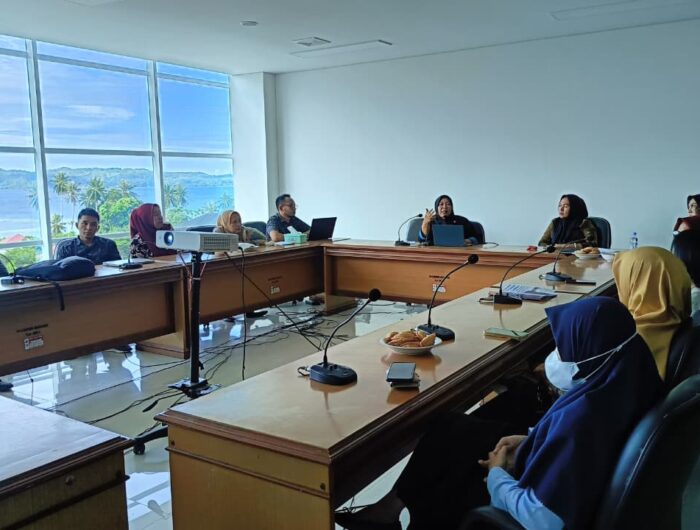 Sumber Foto : Humas Pemprov, Para ASN dan Tenaga Administrasi Tidak Tetap (TATT) Sekretariat DPRD Sulbar mengikuti sosialisasi program Garis SDK SIAP, di Ruang Rapat Komisi I, Kamis (28/8/2025).