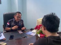 Sumber Foto : Kepala Kesbangpol Sulbar, Sunusi Usman, saat memberikan keterangan kepada wartawan terkait upaya menjaga kondusifitas di Kecamatan Tapalang, Kabupaten Mamuju, Jumat (29/8/2025).