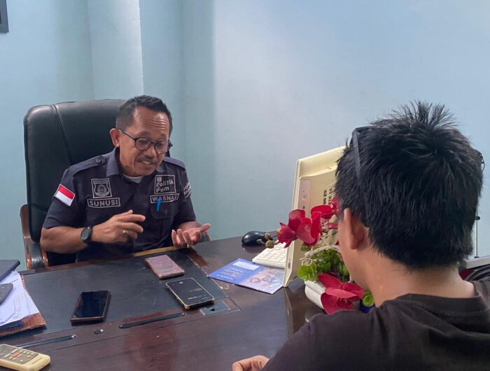 Sumber Foto : Kepala Kesbangpol Sulbar, Sunusi Usman, saat memberikan keterangan kepada wartawan terkait upaya menjaga kondusifitas di Kecamatan Tapalang, Kabupaten Mamuju, Jumat (29/8/2025).