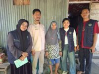 Sumber Foto : Pendamping PKH Kabupaten Gowa, Muhammad Fadhil (kedua dari kiri) bersama mahasiswa KKN Universitas Handayani Makassar dan penerima manfaat Program Keluarga Harapan (PKH) di Desa Sunggumanai, Kecamatan Pattallassang. Jumat (29/8/2025).