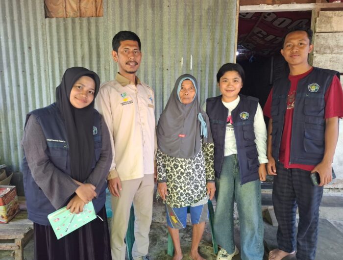 Sumber Foto : Pendamping PKH Kabupaten Gowa, Muhammad Fadhil (kedua dari kiri) bersama mahasiswa KKN Universitas Handayani Makassar dan penerima manfaat Program Keluarga Harapan (PKH) di Desa Sunggumanai, Kecamatan Pattallassang. Jumat (29/8/2025).