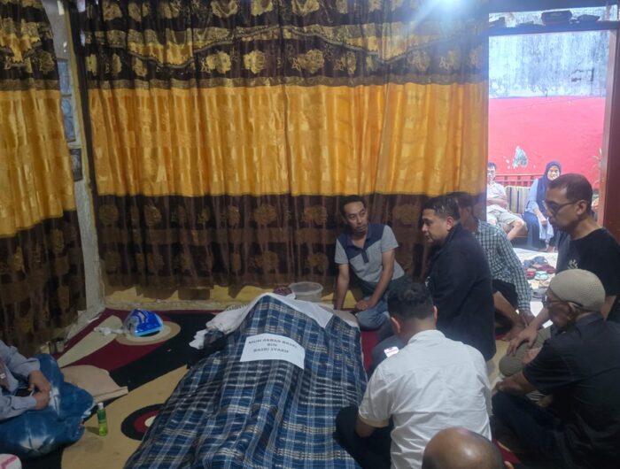 Sumber Foto : Humas Pemkot, Wali Kota Makassar Munafri Arifuddin melayat ke rumah duka almarhum Ubay di Jalan Balang Baru II, Kecamatan Tamalate, Makassar, pukul 06.45 WITA, Sabtu (30/8/2025).