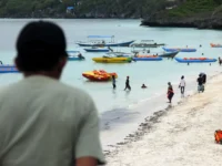 Sumber Foto: ANTARA FOTO/Abriawan Abhe, Pengunjung menikmati suasana pantai saat berwisata di pantai Tanjung Bira, Kabupaten Bulukumba, Sulawesi Selatan, Minggu (26/2/2025).