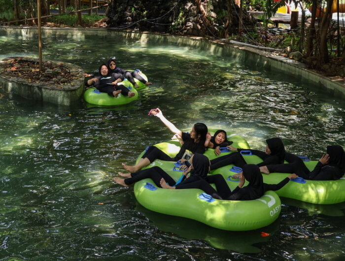 Sumber Foto: ANTARA FOTO/Arnas Padda, Pengunjung menikmati wahana bermain air di area Bugis Waterpark Adventure di Makassar, Sulawesi Selatan, Rabu (26/6/2024).