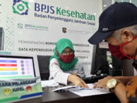 finansial.bisnis.com, Pegawai melayani peserta BPJS Kesehatan di Jakarta, Senin (13/7/2020). Bisnis/Eusebio Chrysnamurti