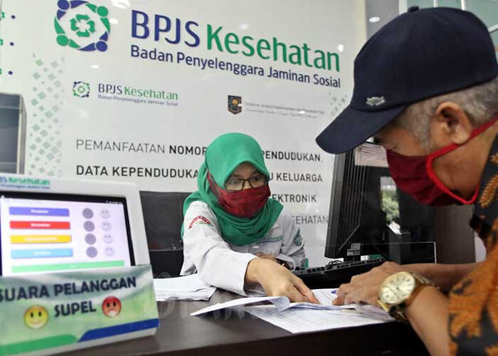 finansial.bisnis.com, Pegawai melayani peserta BPJS Kesehatan di Jakarta, Senin (13/7/2020). Bisnis/Eusebio Chrysnamurti
