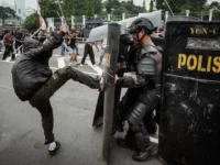 Sumber Foto : AFP/Yasuyoshi, ChibaPengunjuk rasa menendang ke arah barikade petugas kepolisian saat demo menuntut pembubaran DPR di depan Gedung DPR/ MPR, Jakarta, Senin (25/08/2025).
