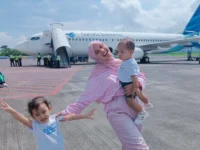 Sumber Foto: JawaPos.com, Terbang dengan nyaman bersama Si Kecil, Salfira Rahmi Anzani.
