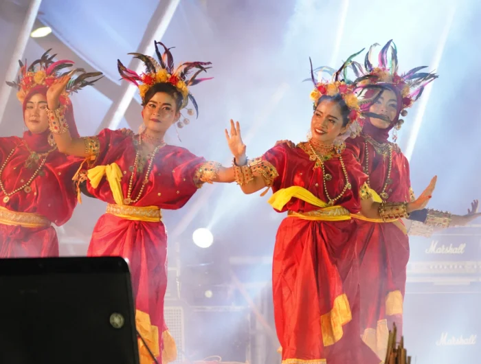 Ilustrasi, Momen di Manakarra Fair, Mamuju, dimeriahkan dengan atraksi budaya dan penampilan band legendaris setempat, The Manakarras. (19/12/2024)