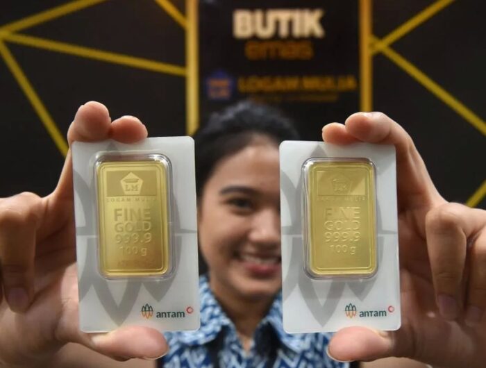 Sumber Foto : ANTARA FOTO/Indrianto Eko Suwarso/Spt, Pegawai menunjukkan emas Antam yang dijual di Butik Emas. Cek daftar harga emas Antam hari ini.