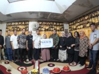 Sumber Foto : Humas Pemkot, Wali Kota Makassar Munafri Arifuddin dan Wakil Wali Kota Aliyah Mustika Ilham menyerahkan santunan jaminan sosial BPJS Ketenagakerjaan senilai Rp98,7 juta kepada keluarga almarhum Muhammad Akbar Basri (Abay) di Jl. Balang Baru II, Kelurahan Balang Baru, Kecamatan Tamalate, Senin (1/9/2025).