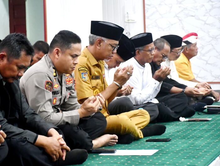 Sumber Foto : Humas Pemprov, Para tokoh agama, pejabat pemerintah, serta unsur forkopimda Sulawesi Barat khusyuk memanjatkan doa dan dzikir kebangsaan di Aula Kantor Kemenag Sulbar, Senin (1/9/2025).