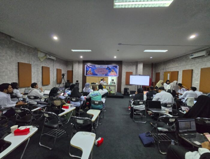 Sumber Foto : Humas Pemprov, Suasana Pendidikan dan Pelatihan Pengelolaan Informasi dan Dokumentasi di Kantor Diskominfo Sulbar, Jl. Abd. Malik Pattana Endeng, Rangas, Mamuju, Senin (1/9/2025).