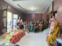 Sumber Foton : Humas Pemprov - Sejumlah ibu dan balita berkumpul di ruangan Desa Lampoko, Campalagian, Polman, untuk menerima bantuan pangan dari Dinas Ketapan Sulbar, Senin (1/9/2025).