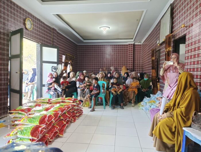 Sumber Foton : Humas Pemprov - Sejumlah ibu dan balita berkumpul di ruangan Desa Lampoko, Campalagian, Polman, untuk menerima bantuan pangan dari Dinas Ketapan Sulbar, Senin (1/9/2025).