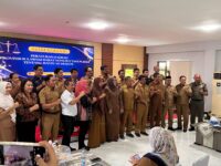 Sumber Foto : Humas Pemprov, Foto bersama para pejabat dan staf Dinas PUPR Sulbar usai mengikuti kegiatan Sosialisasi Peraturan Daerah (Perda) Nomor 5 Tahun 2024 tentang Bantuan Hukum. Marasa Corner, Mamuju, Senin (1/9/2025).