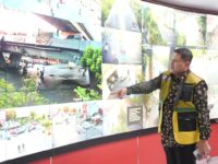 Sumber Foto : Humas Pemkot, Wali Kota Makassar, Munafri Arifuddin, memantau situasi Kota Makassar melalui layar War Room yang menampilkan berbagai titik strategis, guna memastikan kondisi tetap terkendali, Senin (1/9/2025).