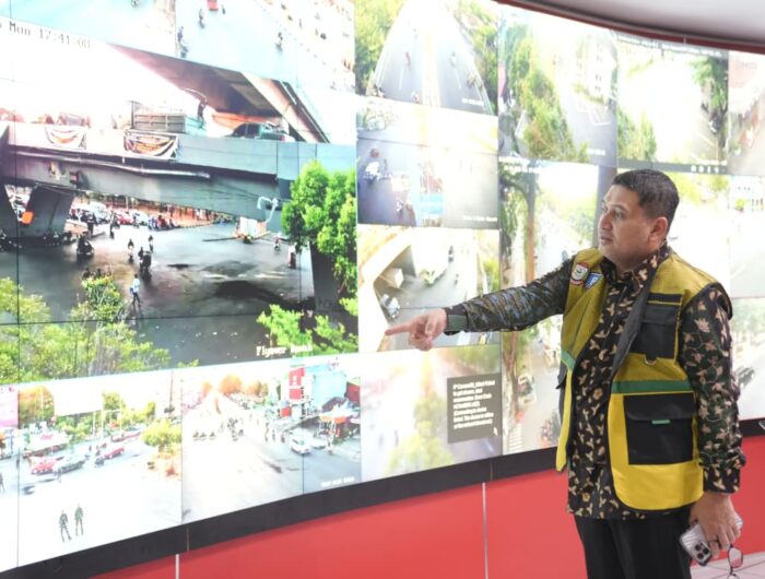 Sumber Foto : Humas Pemkot, Wali Kota Makassar, Munafri Arifuddin, memantau situasi Kota Makassar melalui layar War Room yang menampilkan berbagai titik strategis, guna memastikan kondisi tetap terkendali, Senin (1/9/2025).