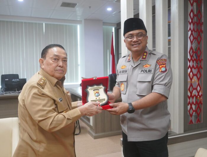 Sumber Foto : Humas Pemprov, Kapolda Sulbar, Irjen Pol. Adi Deriyan Jayamarta menyerahkan cenderamata kepada Wakil Gubernur Sulbar, Salim S. Mengga dalam kunjungan silaturahmi di Mamuju, Senin (1/9/2025).