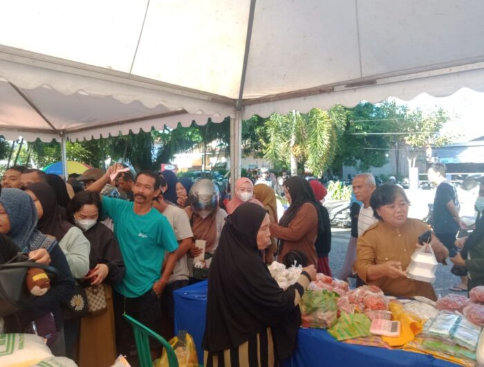 Sumber Foto : Humas Pemprov, Suasana antrean warga membeli bahan kebutuhan pokok dengan harga terjangkau pada GPM di Taman Karema, Mamuju, Selasa (2/9/2025).