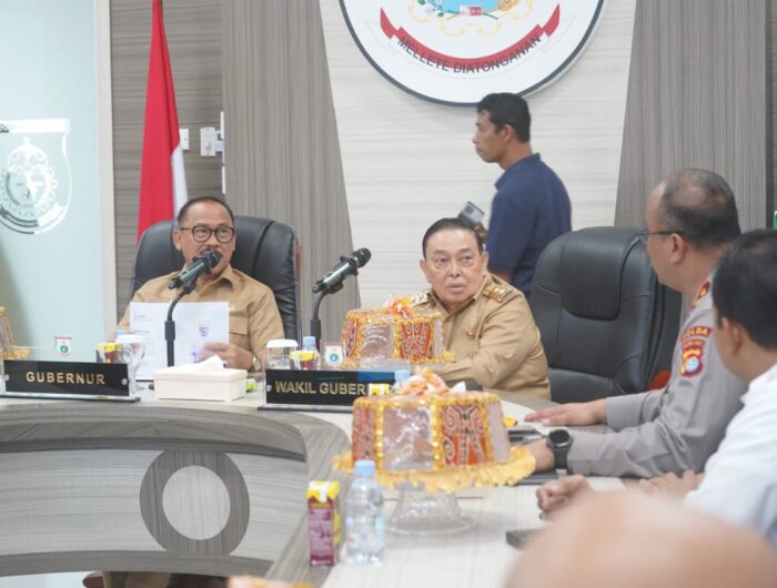 Sumber Foto : Humas Pemprov, Gubernur Sulawesi Barat, Suhardi Duka dan Wagub Salim S Mengga hadiri Rapat Koordinasi Pengendalian Inflasi tahun 2025 di Ruang Oval Kantor Gubernur, Selasa (2/9/2025).
