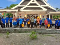 Sumber Foto : Khaerin Fajar, Wali Asuh SRMP 24 Gowa, memimpin para siswa dalam Gerakan Asrama Bersih sebagai upaya menciptakan lingkungan belajar yang sehat dan nyaman.