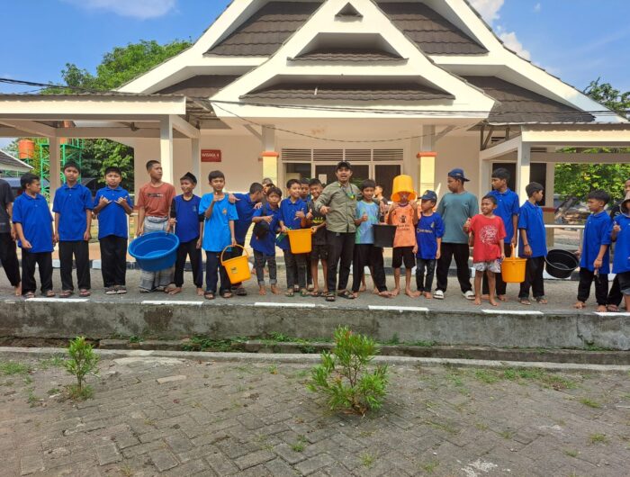 Sumber Foto : Khaerin Fajar, Wali Asuh SRMP 24 Gowa, memimpin para siswa dalam Gerakan Asrama Bersih sebagai upaya menciptakan lingkungan belajar yang sehat dan nyaman.