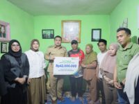 Sumber Foto : Humas Pemkot, Wali Kota Makassar, Munafri Arifuddin dan Wakil Wali Kota Aliyah Mustika Ilham serta pejabat Pemkot, menyerahkan santunan senilai Rp42 juta kepada keluarga Rusdam Diansyah, Jl. Urip Sumoharjo, Makassar, Selasa (2/9/2025).
