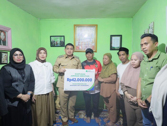 Sumber Foto : Humas Pemkot, Wali Kota Makassar, Munafri Arifuddin dan Wakil Wali Kota Aliyah Mustika Ilham serta pejabat Pemkot, menyerahkan santunan senilai Rp42 juta kepada keluarga Rusdam Diansyah, Jl. Urip Sumoharjo, Makassar, Selasa (2/9/2025).